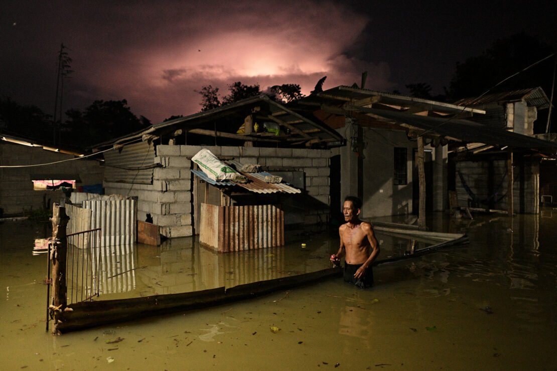 Del desplazamiento masivo de civiles en Gaza al impacto del tifón Toraji en Filipinas