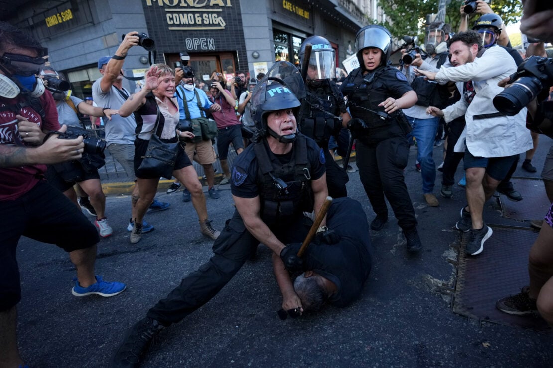 Del rearme en Europa a las protestas en Argentina